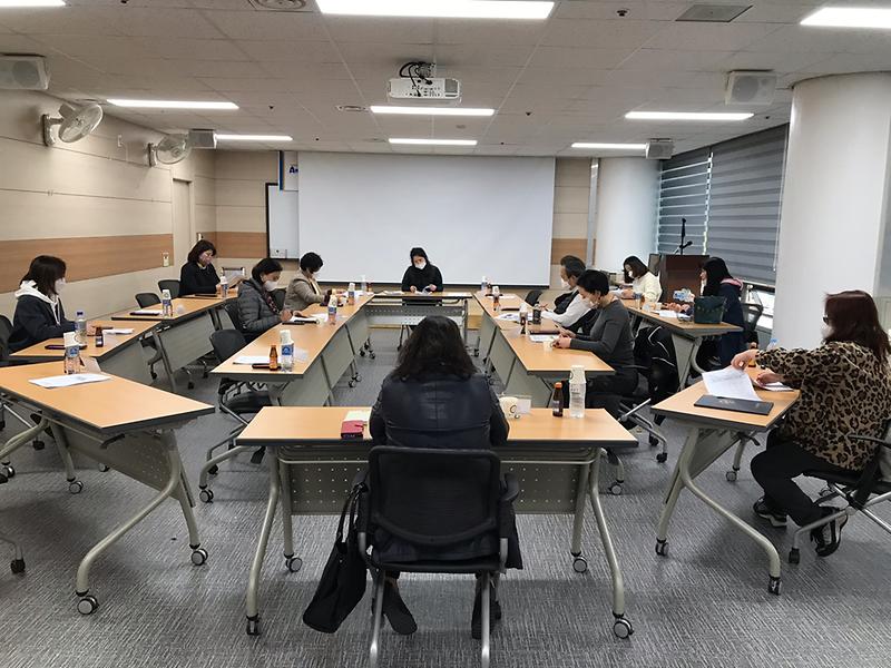 1단계 격하되었다는 반가운 소식에 모인 협의회 사진