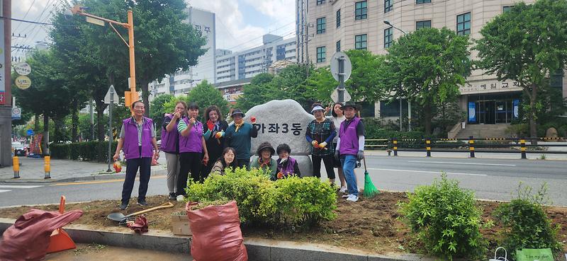 가좌3동 주민자치회, 관내 화단 정비 실시 사진