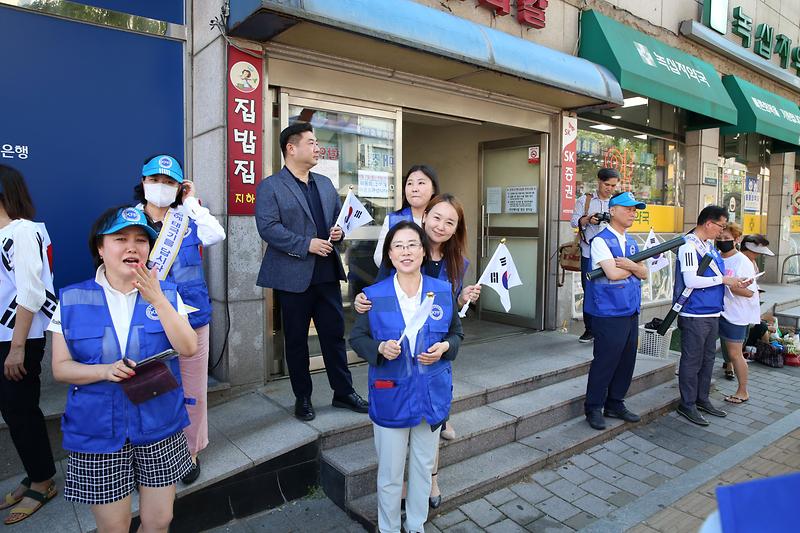 2023.08.08._한국자유총연맹_서구지회_태극기_나눔행사4.jpg 이미지