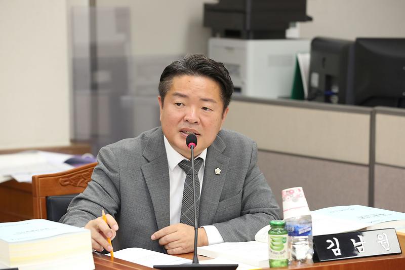 제264회 제2차 자치행정위원회 (2023.12.05.) (김남원 위원) 사진