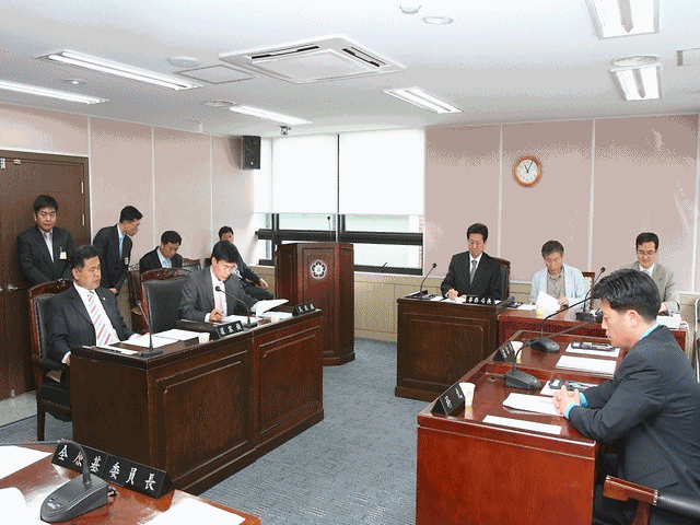 의회운영위원회 사진