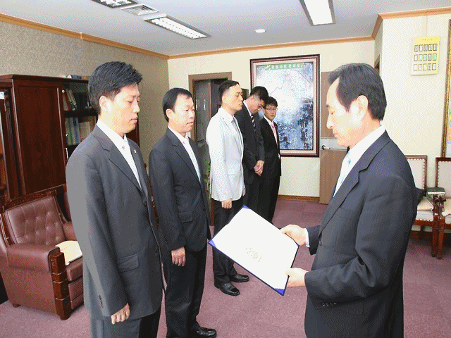 결산검사위원회 위촉장 수여식 사진