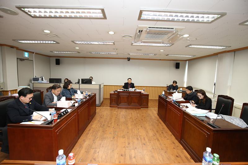 2020.02.13._제235회_제2차_자치행정위원회_(3).jpg 이미지