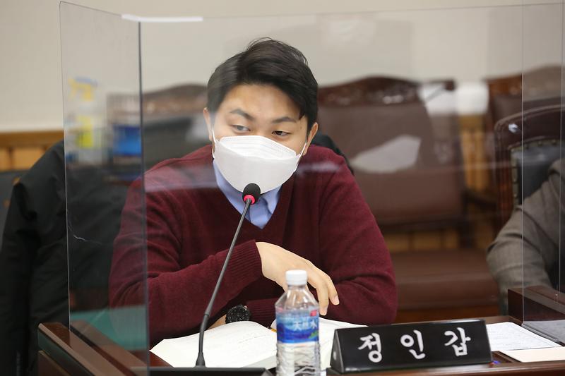 2021.02.19._제242회_제3차_자치행정위원회__(18).jpg 이미지