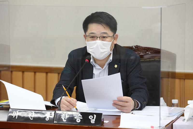 2021.02.25._제242회_제6차_자치행정위원회__(11).jpg 이미지