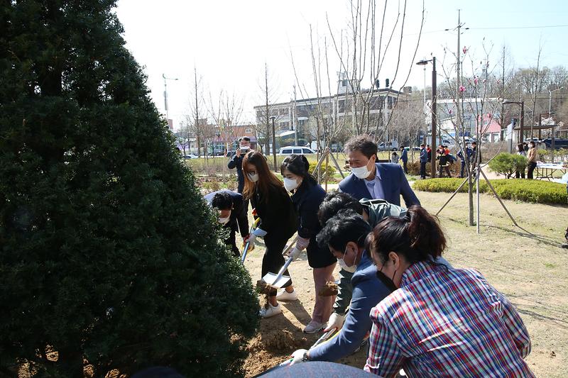 2021.04.05._제76회_식목일_나무심기_행사_(52).jpg 이미지