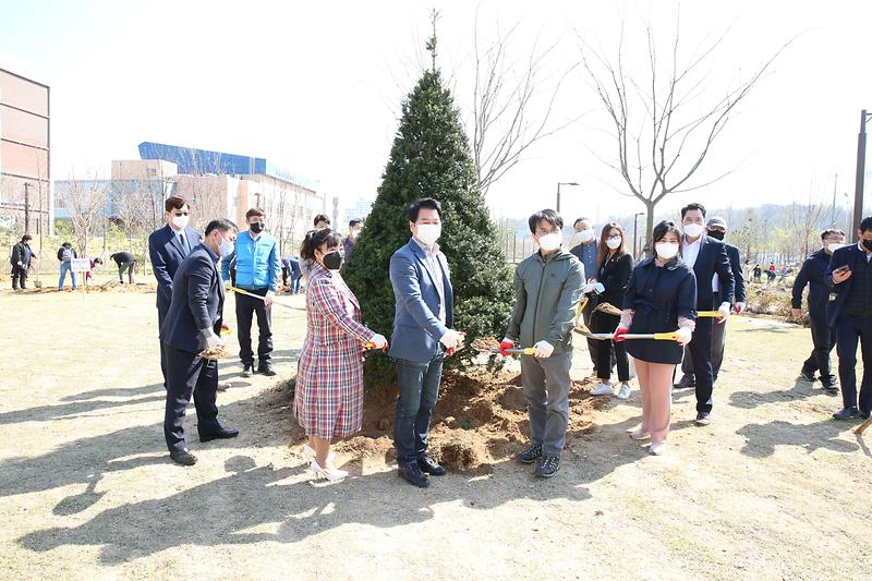 2021.04.05._제76회_식목일_나무심기_행사_(64).jpg 이미지