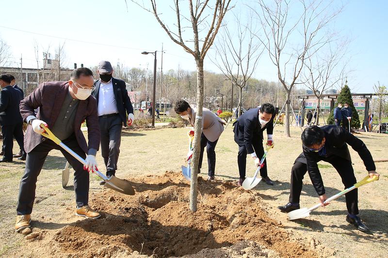 2021.04.05._제76회_식목일_나무심기_행사_(71).jpg 이미지