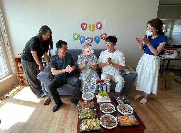 지역사회보장협의체 8월 독거어르신 생일상 차려드리기 사업 사진