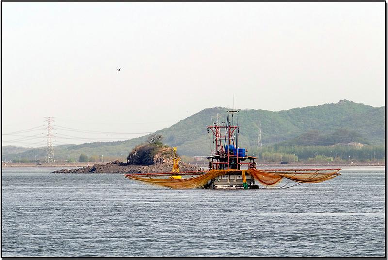 좌측에 켬섬이 보입니다. 6.25 전쟁 당시에 미군의 폭격기의 실탄 사격장이었다고 전합니다. 당시의 상황을 보여주듯 작은 섬 주변이 부서져 있는 모습을 볼 수 있습니다. 사진5