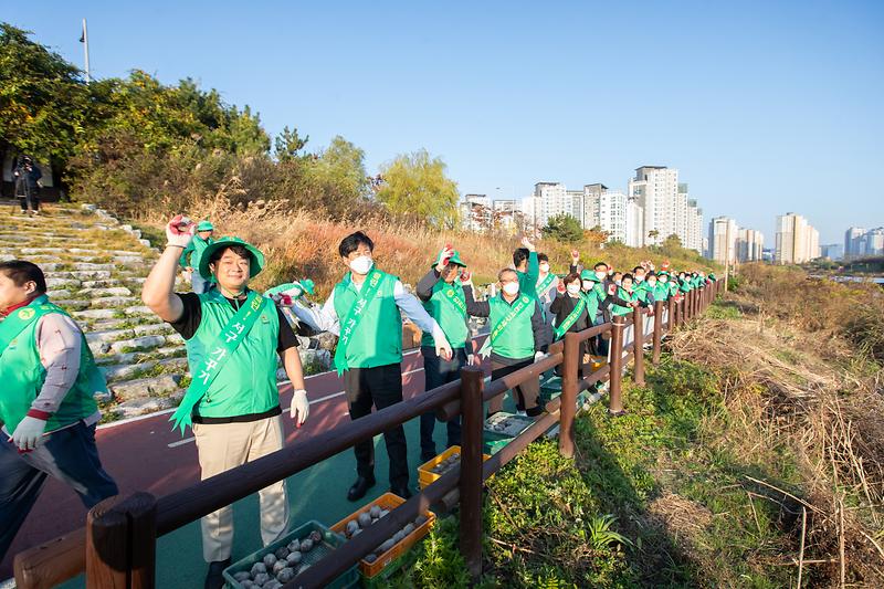 20241112 서구새마을회 EM흙공 던지기 행사 사진