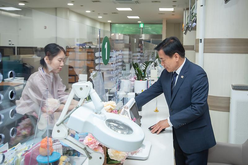 2._인천_서해구,_구재용_서해구장_취임_첫날_민원실_찾아_행정서비스_정상_운영_점검.jpg 이미지