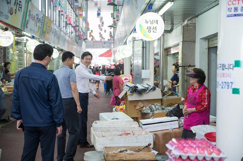추석_명절맞이_구청장_전통시장_방문(강남시장).jpg 이미지