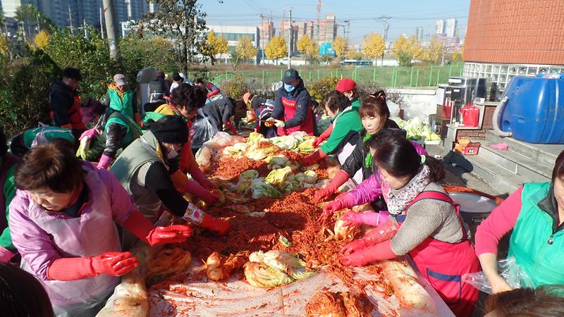 가정1동_사랑행복나눔_김장김치_담그기_행사_2.jpg 이미지