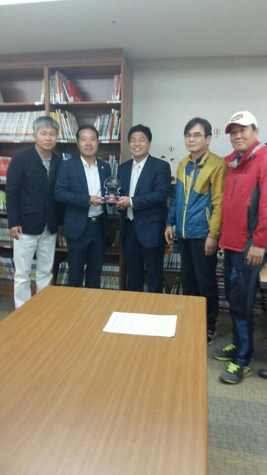 검단5동_아파트_주민_감사패_전달.jpg 이미지