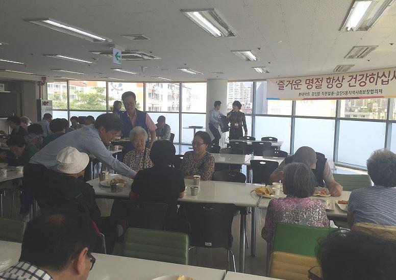 검단5동_추석맞이_어르신_식사대접_2.jpg 이미지