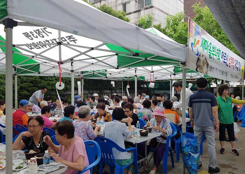 3_가정3동,_“어르신,_삼계탕_드시고_건강하세요”.jpg 이미지