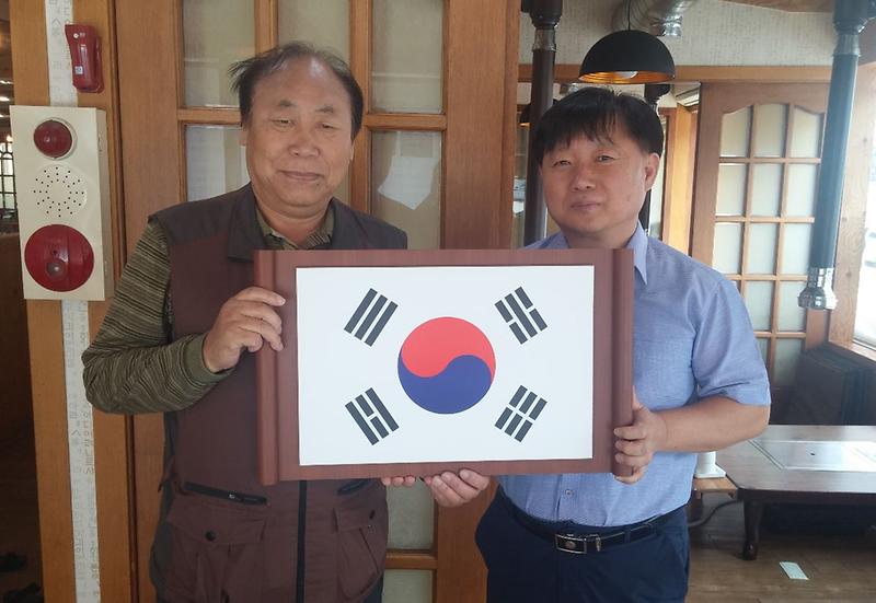 3_화엄정사,_경로당_태극기_전달.jpg 이미지