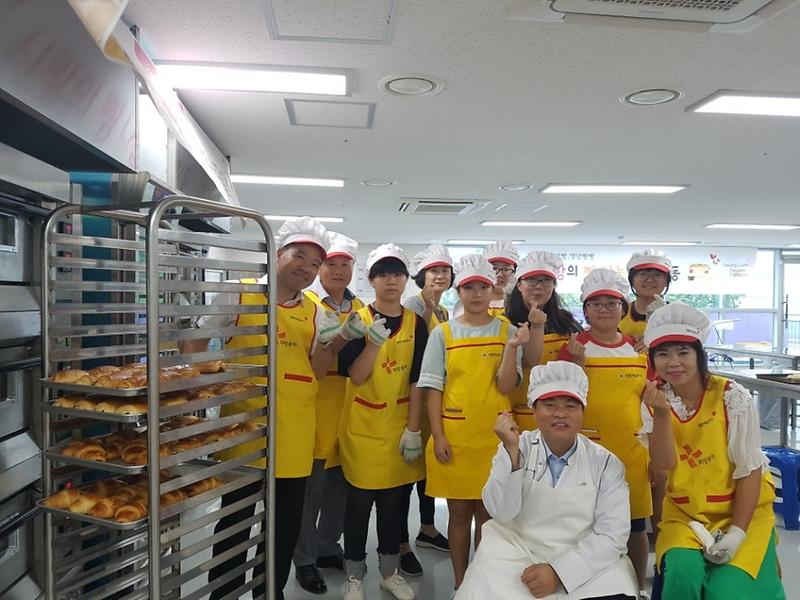 4_검단5동적십자봉사회,_갓_구운‘사랑의_빵’나눔행사__.jpg 이미지