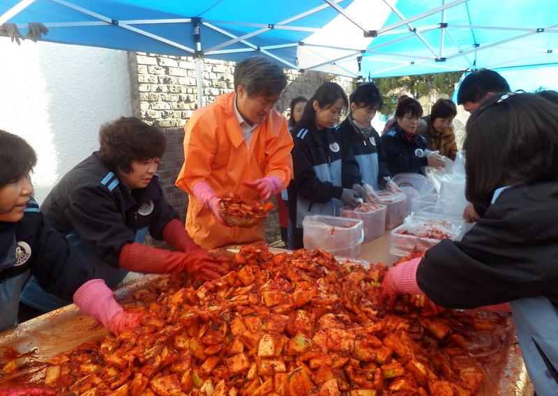 4_석남1동_자유총연맹_사랑의_김장나눔_행사_(2).jpg 이미지