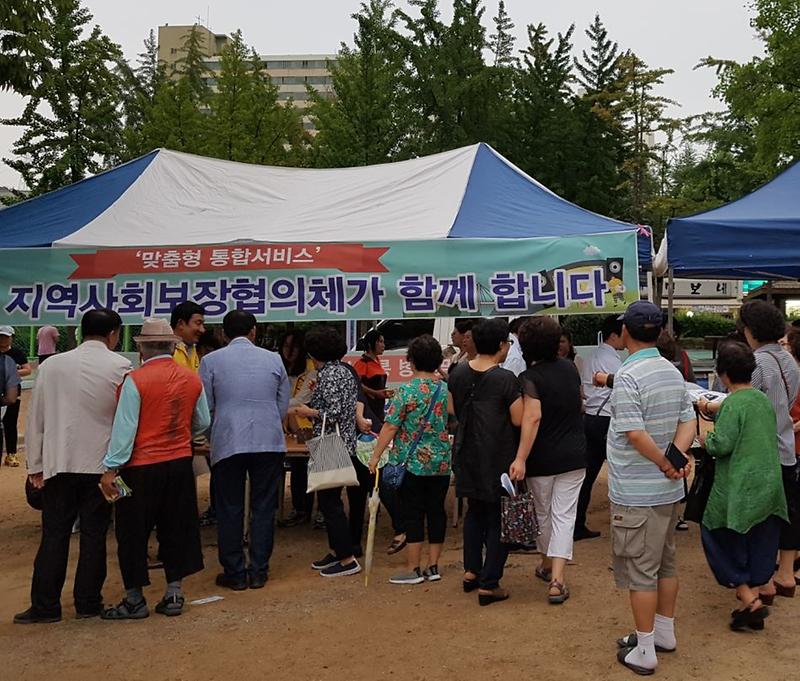 8_복지사각지대_및_복지자원_발굴을_위한_홍보부스_운영.jpg 이미지