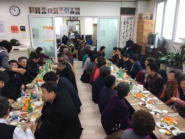 경서동_어르신_떡국대접행사1.jpg 이미지