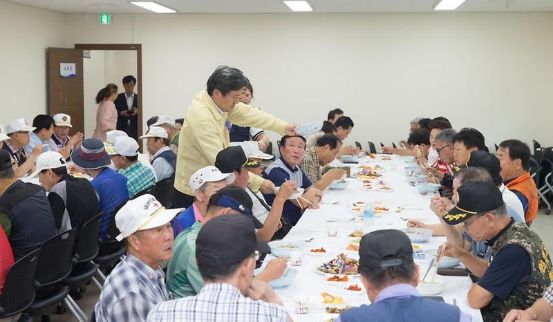 인천서구재향군인회_여성회,_“삼계탕_드시고_건강하세요”_(2).jpg 이미지