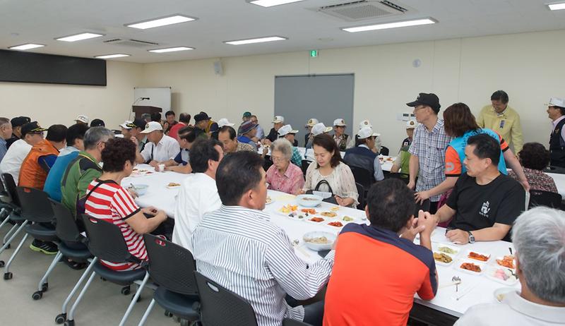 인천서구재향군인회_여성회,_“삼계탕_드시고_건강하세요”.jpg 이미지