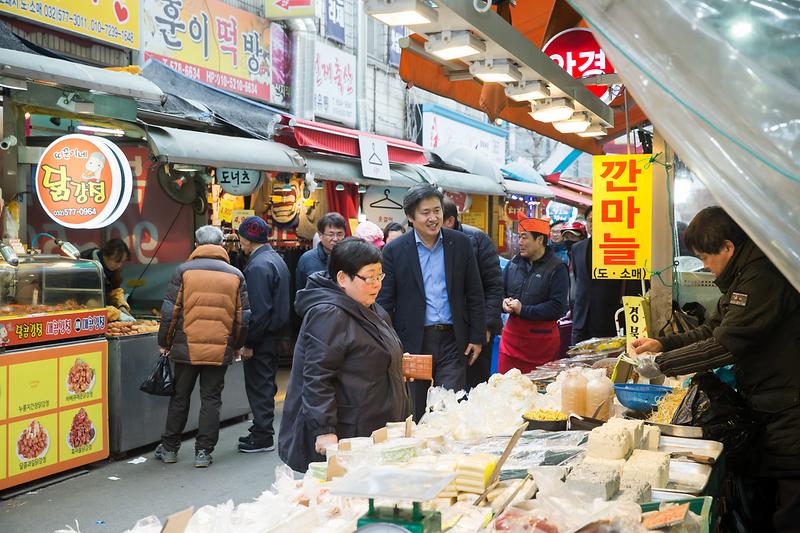 설_명절맞이_구청장_전통시장_방문사진.jpg 이미지