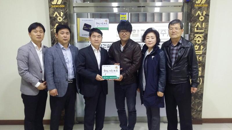 신현원창동_지역사회보장협의체,_희망나눔이웃_인증패(제5,6호)_전달_(2).jpg 이미지