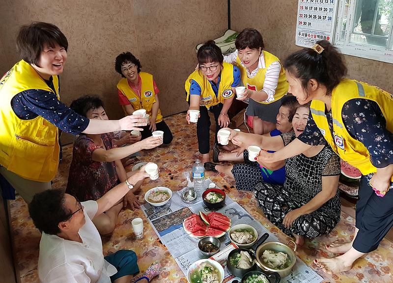 10서구_가좌4동_적십자봉사회,_자매결연_경로당_삼계탕_대접.jpg 이미지
