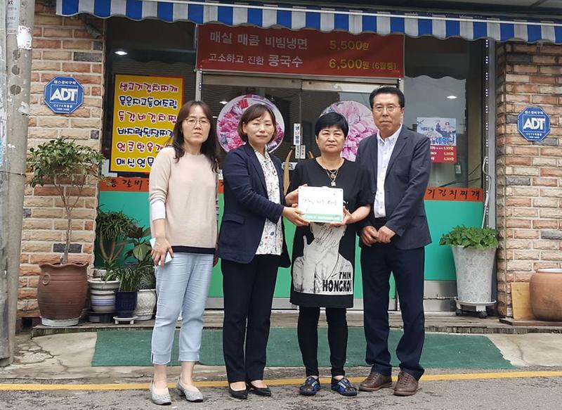 2서구_가정1동_지역사회보장협의체,_「희망나눔이웃_인증패(제4호)」_전달.jpg 이미지