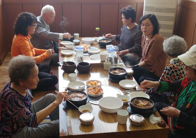 4서구_검단3동_지역사회보장협의체_저소득_어르신_식사_대접.jpg 이미지