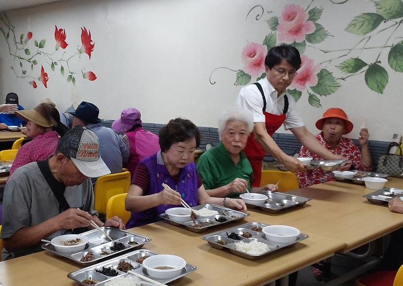4서구노인복지관,_화엄정사_후원_무료급식_나눔_행사.jpg 이미지