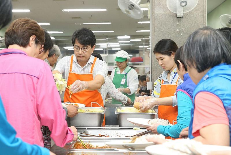 ‘한가위_온정_나눔’_이재현_서구청장_사회복지시설_방문3.jpg 이미지