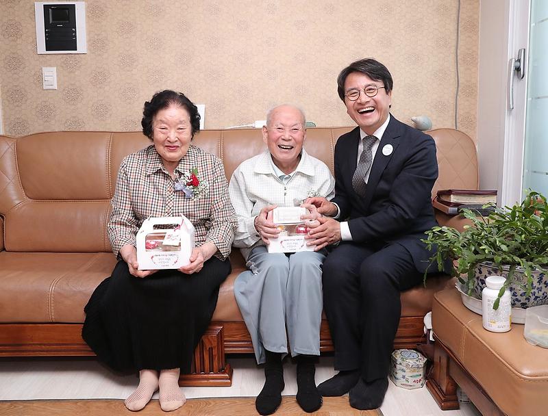 1이재현_서구청장,_장수어르신께_감사의_카네이션_전달1_(2).jpg 이미지
