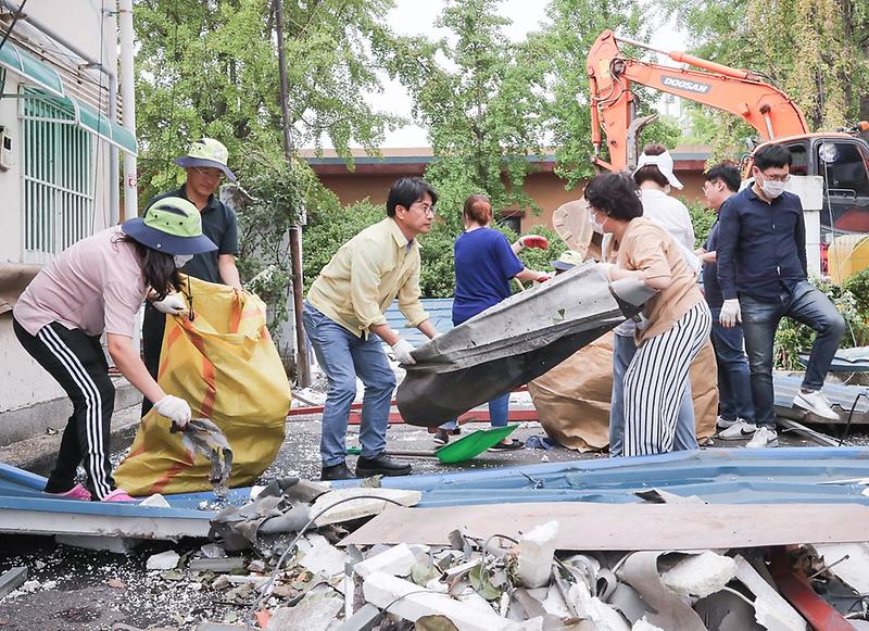 1서구,_유관기관_간_‘거미망_SNS’로_태풍_‘링링’_붙잡아__복구작업중인_이재현_서구청장.jpg 이미지