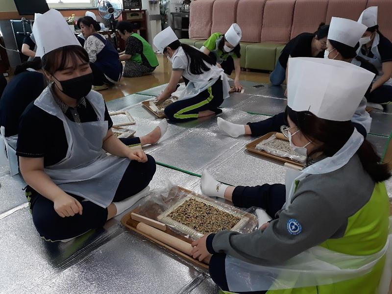 5서구,_어르신과_함께하는_추석맞이_‘행복’_나눔활동_(2).jpg 이미지
