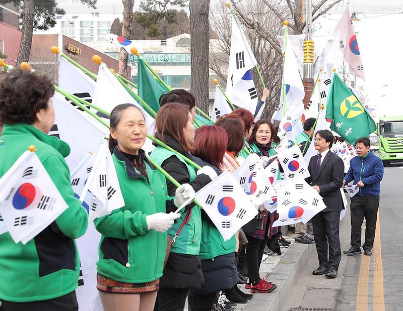 6서구새마을회,_나라사랑_태극기_달기_홍보_캠페인_(2).jpg 이미지