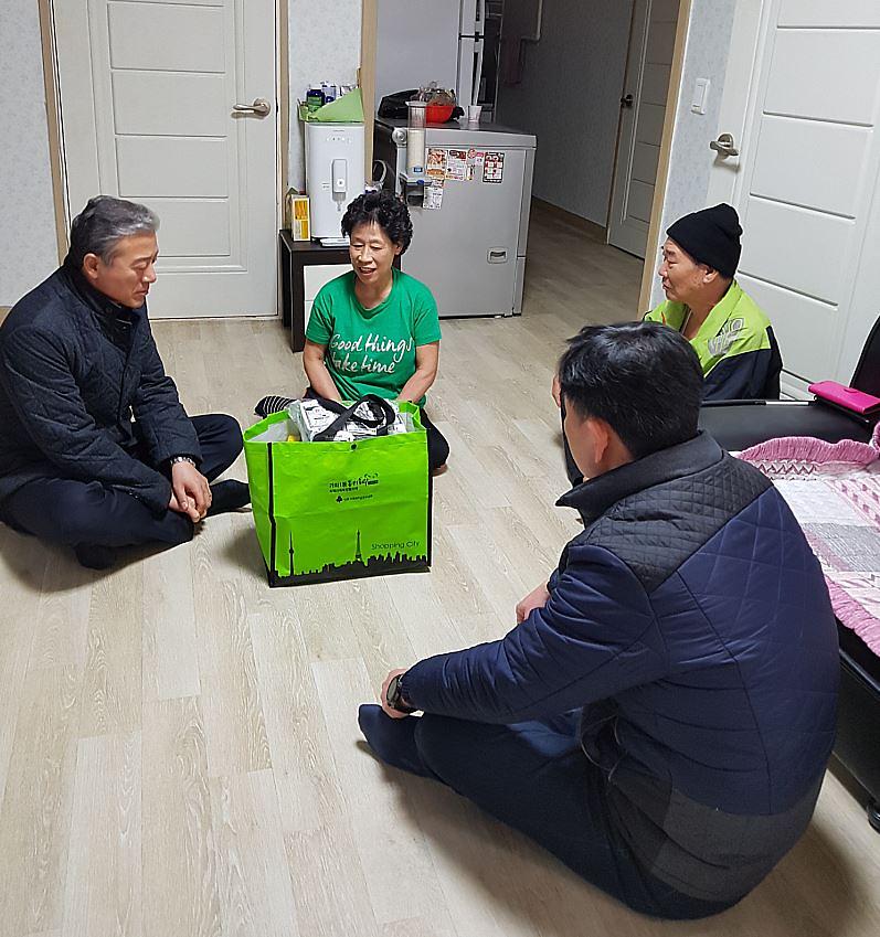 7가좌1동_지역사회보장협의체,_‘사랑의_생필품꾸러미_지원_사업’.jpg 이미지