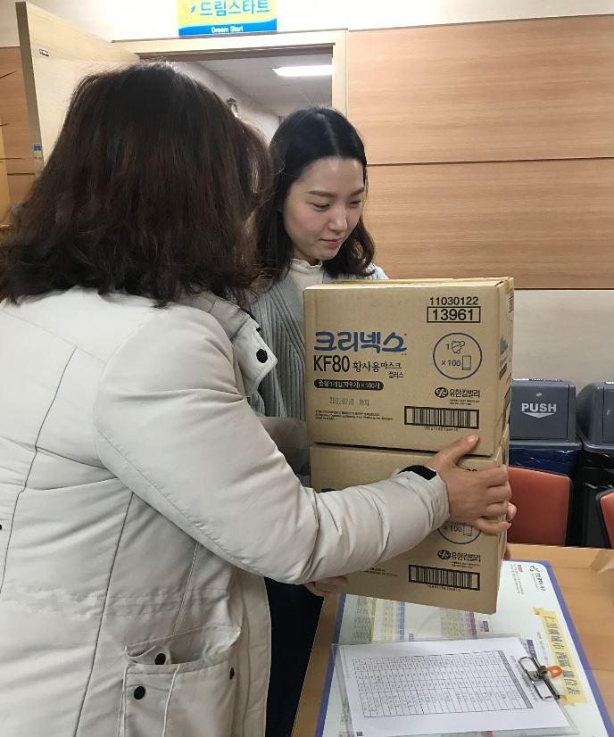 1서구,_신종코로나_확산_방지_‘엄중한_대처’__2마스크배부사진.jpg 이미지