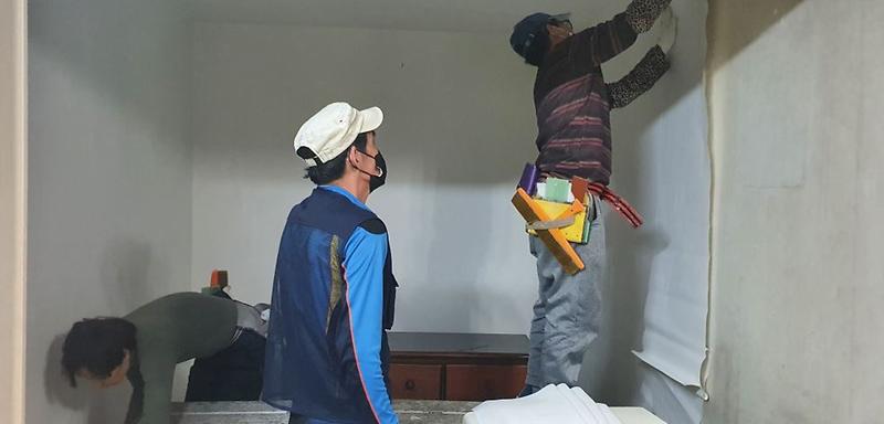 2서구,_100세_어르신_가정_‘주거환경_개선사업’_진행1.jpg 이미지