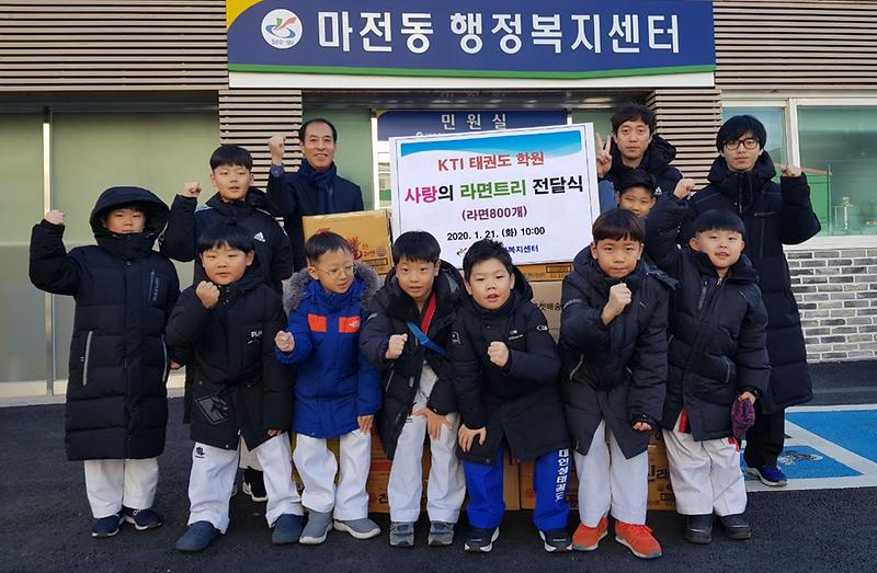 6고사리_손으로_쌓은_라면트리...온정_더해.jpg 이미지
