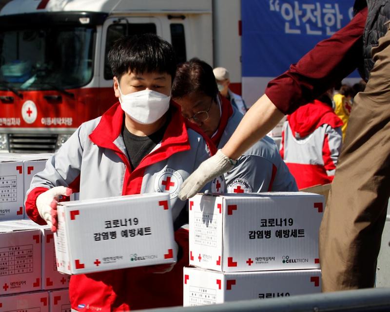 8인천적십자사_코로나19_대응세트_714개,_서구_취약계층에_전달_(2).jpg 이미지