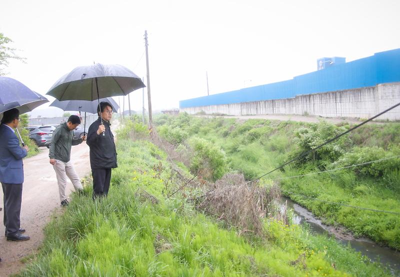 0서구_검단천,_270억_규모_환경개선_공모사업_선정_‘쾌거’__(2)_지난해5월_이재현서구청장이_관계공무원과_함께_검단천_일대를_돌아보고_있다.jpg 이미지