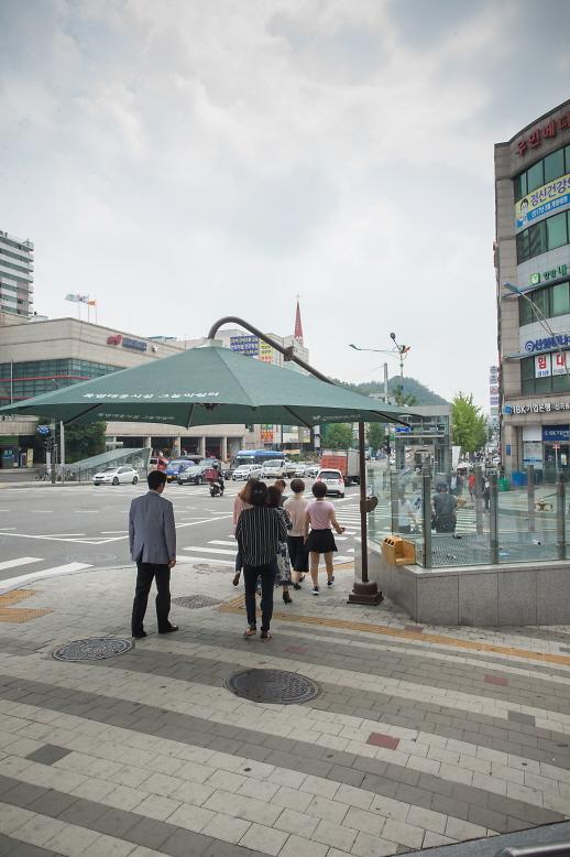 1인천에_‘서빙고’가_‘서구_빙(氷)고’!_시원한_생수_가져가세요~__(3)_그늘막설치_.jpg 이미지