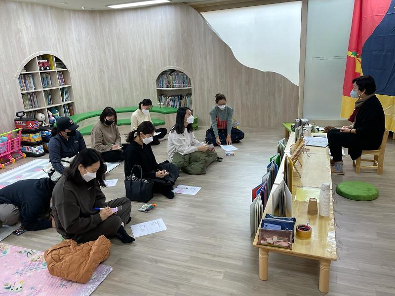 3가정1동_주민자치회,_‘어른이’를_위한_그림책_테라피_열어__(2).jpg 이미지