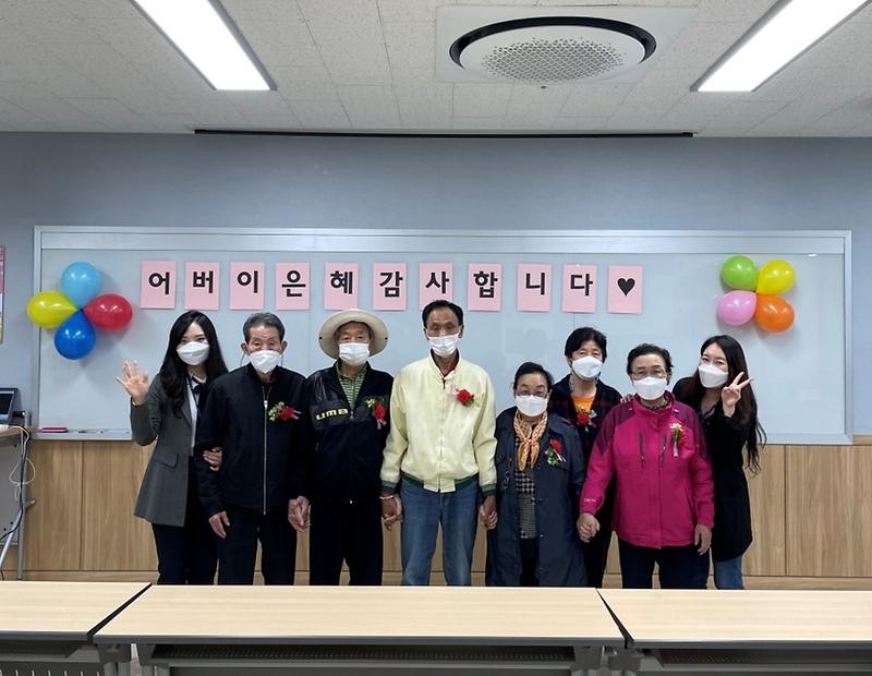 6서구치매안심센터,_‘기억_쉼터’_치매_어르신들께_감동_선물_(1).jpg 이미지