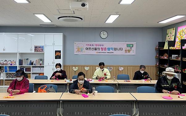 6서구치매안심센터,_‘기억_쉼터’_치매_어르신들께_감동_선물_(2).jpg 이미지