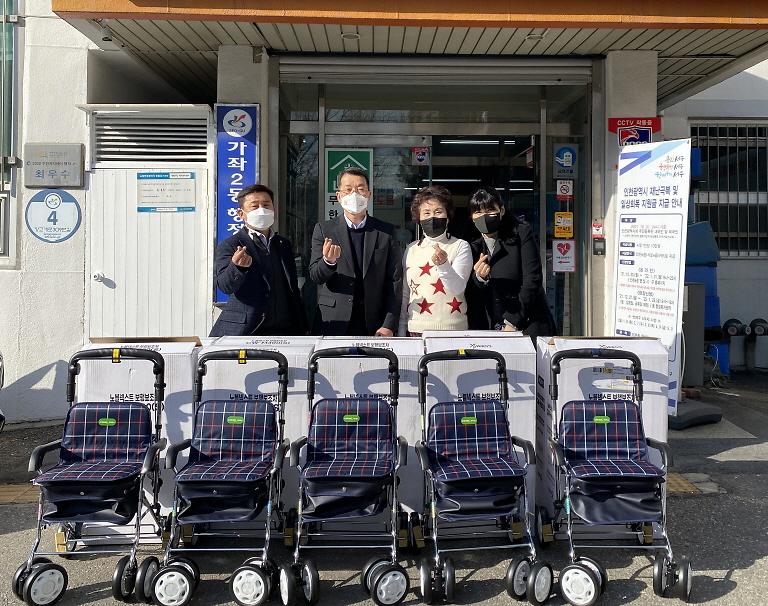 7㈜세일쇼핑식자재,_석남1동·가좌2동에_‘실버카’_전달__(1).jpg 이미지